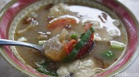 Sluurp! Selain gurih kaldu kami juga merasakan jejak rempah yang kuat pada kuah sop ini. Kami menebak sop ini dibuat dengan racikan rempah pala, cengkeh dan lada. Foto: Devi S. Lestari / detikFood