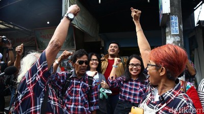 Senyum Semringah Ahoker Sambut Kebebasan Ahok