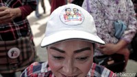 Ada pula relawan yang mengenakan topi bergambar wajah Basuki Tjahaja Purnama (BTP) atau Ahok waktu bersama Djarot Saiful Hidayat.