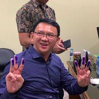 Ahok saat menyelesaikan administrasi setelah bebas.