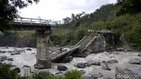 Warga Pekalongan ini setiap harinya harus bertaruh nyawa melewati Jembatan Kalikeruh yang melintas Kali Comal dan menghubungkan Kabupaten Pekalongan dengan Kabupaten Pemalang, Jawa tengah.
