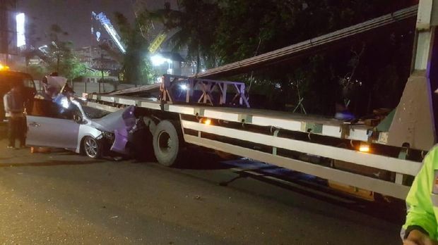 Kecelakaan Truk dan Mobil Sedan di Tol Soedyatmo, Satu Orang Tewas