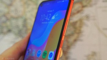Di saat banyak ponsel menanggalkan jack audio, tidak demikian dengan Honor View20. Port jack audio 3,5 mm ditempatkan di bagian atas ponsel ini. Foto: Pocket Lint