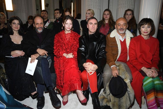 Para tamu front row Valentino. Mereka di antaranya desainer Raf Simons dan Christian Louboutin. Foto: Getty Images