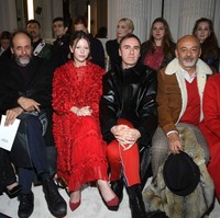 Para tamu front row Valentino. Mereka di antaranya desainer Raf Simons dan Christian Louboutin. Foto: Getty Images