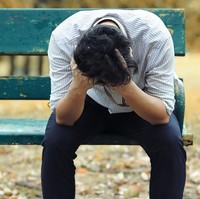 Pada 1995, Takashi Mori, seorang pria Jepang berusia 47 tahun yang tinggal di Filipina, memalsukan kematiannya. Dengan bantuan sang putra, keluarganya dapat mengambil polis asuransi jiwa yang bernilai kurang lebih USD 5 juta. Mereka kemudian bergegas ke Jepang. Sembilan bulan setelahnya, Mori diketahui tinggal di Manila. Ia ditangkap karena penipuan asuransi bersama putra dan istrinya yang dideportasi dari Jepang. Foto: Ilustrasi pria frustasi/iStock