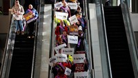 Serikat pekerja dan para pekerja bandara demo di Logan Airport Boston memprotes government shutdown. Reuters/Brian Snyder.
