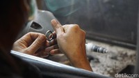 Saat di ruangan pembuatan perhiasan, traveler bisa melihat bagaimana proses pembuatan cincin, dipoles mengkilap, pembuatan kalung dan pemasangan batu permata. (Syanti/detikTravel)