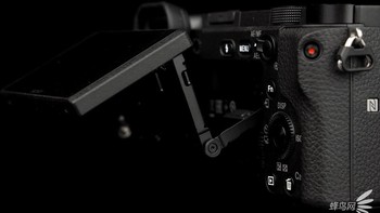 Sony a6400 dilengkapi dengan layar sentuh yang bisa diputar 180 derajat sehingga mengarah ke depan kamera. Foto: Sina Mobile