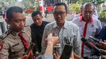 Lambaian Tangan Menpora Saat Diperiksa KPK