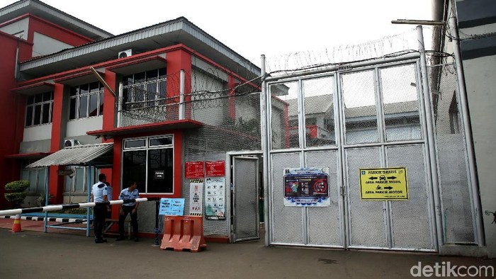 Petugas keamanan nampak berjaga di kawasan Lapas Cipinang. Tepat hari ini, Ahok akan menghirup udara bebas. Ia pun akan mengurus administrasi di Lapas Cipinang.