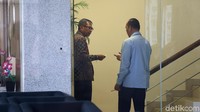 Selain Rohim, penyidik KPK memanggil Kasi Pemanfaatan Ruang Dinas Bina Marga Provinsi Jawa Barat Yani Firman dan Kepala Dinas PUPR Kabupaten Bekasi yang juga sudah ditetapkan sebagai tersangka kasus ini, Jamaludin. Mereka diperiksa sebagai saksi untuk Neneng.