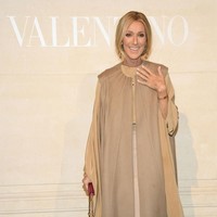 Siluet A-line dan oversized dari koleski Valentino adalah busana yang sempurna untuk menyeimbangi figur Celine yang kelewat kurus. Pilihan warna coklat khaki membuat look ini tampak mahal. Foto: Getty Images