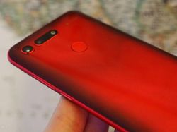 Melihat Honor View 20, Ponsel Gahar Kameranya di Layar