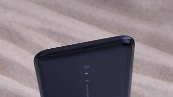 Selain tidak ada lubang, ponsel ini tidak ada tombol fisik. Foto: Cnmo