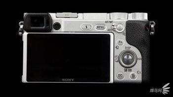 Yaitu 32.000 yang bisa ditingkatkan sampai 102.400. Pendahulunya hanya mempunyai ISO maksimal 25.600 yang bisa ditingkatkan sampai 51.200. Foto: Sina Mobile