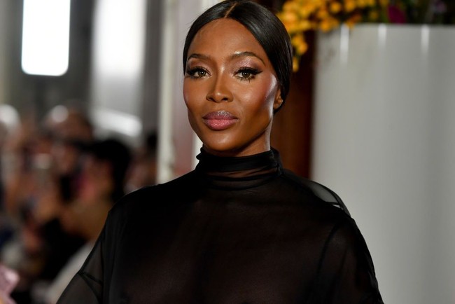 Penampilan Naomi turut disempurnakan dengan riasan yang natural. Hair-do model 48 tahun itu juga dibuat dengan gaya yang sederhana namun tetap sleek.  Foto: Getty Images