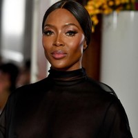 Dikabarkan Vogue, ini adalah penampilan perdana Naomi setelah 14 tahun absen dari peragaan Valentino. Terakhir kali, ia memeragakan koleksi couture Spring 2005 dari rumah mode asal Italia tersebut. Fakta tersebut semakin membuat kehadiran sang model kontroversial ini terasa spesial. (Foto: Getty Images)
