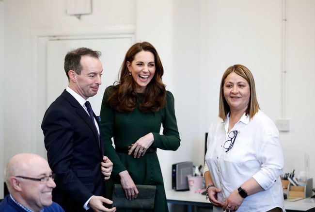Duchess of Cambridge mengenakan dress dari brand asal London tersebut  saat mengunjungi lembaga amal Family Action di London bagian Selatan.Foto: Getty Images
