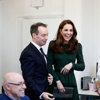 Duchess of Cambridge mengenakan dress dari brand asal London tersebut  saat mengunjungi lembaga amal Family Action di London bagian Selatan.Foto: Getty Images