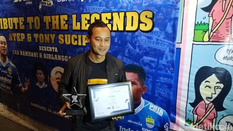 Viking Beri Penghormatan untuk Legenda Persib Atep cs Viking Beri Penghormatan untuk Legenda Persib Atep cs