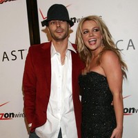 Britney Spears jatuh cinta dengan staf yang tak lain adalah penari latarnya, Kevin Federline. Britney menikahi Kevin Federline pada 18 September 2004 saat usianya 22 tahun. Pernikahan mereka melahirkan dua anak, Sean Preston dan Jayden James. Namun pernikahan keduanya hanya bertahan dua tahun dan diikuti dengan drama setelahnya. Pasca bercerai, Britney mengalami yang namanya mental breakdown. Ia depresi, kecanduan obat-obatan hingga membotaki rambutnya. (Foto: Getty Images)