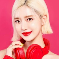 Ia pun semakin popular karena cukup aktif mengunggah vlog di YouTube. Foto: Instagram @deejaysoda