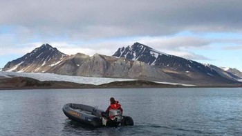 Gunung es yang kini mencair. (Foto: Boredpanda)