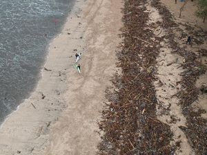 Penampakan dari Udara Sampah yang Menumpuk di Pantai Kuta