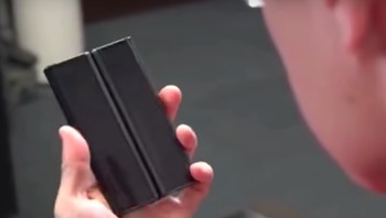 Perangkat ini secara sempurna memadukan pengalaman sebuah tablet dan sebuah ponsel, klaim Lin Bin. Foto: YouTube