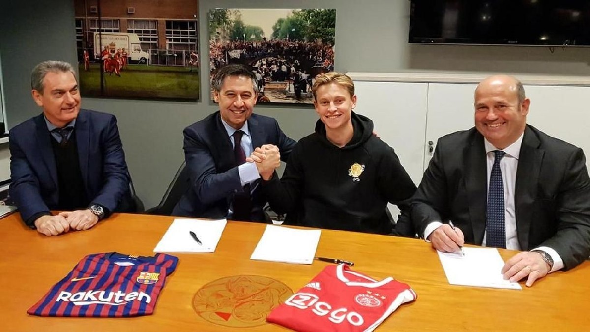 Josep Maria Bartomeu dan Frenkie De Jong saat mencapai kesepakatan transfer beberapa waktu lalu. (Foto: Twitter @FCBarcelona)