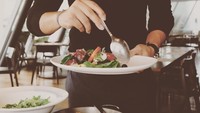 Selain kopi, mantan suami Melanie Putri ini pun juga suka dengan makanan sehat seperti salad. Foto: Instagram@anggapuradiredja