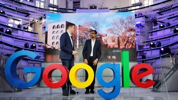 CEO Google Sundar Pichai bersama dengan Philipp Justus Wakil Presiden Google untuk Eropa Tengah saat memberikan sambutan untuk pembukaan kantor baru di Berlin. (Foto: Reuters)