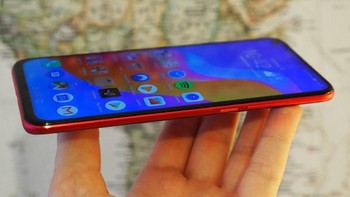 Adapun layarnya 6,4 inch dengan resolusi 1080 x 2310 pixel. Ia memakai Android 9.0 atau yang paling baru. Foto: Pocket Lint