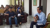 Kebersamaan Ahok dan Puput terekam saat foto dan video sejoli itu bersama keluarga dan kerabat mengikuti kebaktian ucapan syukur bersama keluarga dan kerabat setelah bebas dari rutan Mako Brimob, Depok, Jawa Barat pada Kamis 24 Januari 2019. Ahok yang duduk bersebelahan dengan Puput menyanyikan lirik lagu Menyatakan Kebaikan dengan diiringi petikan gitar. Foto: Antara Foto/HO/Tim BTP/sgd