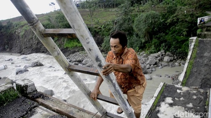 Berani Uji Nyali Kaya Warga Pekalongan Lintasi Jembatan Roboh Ini