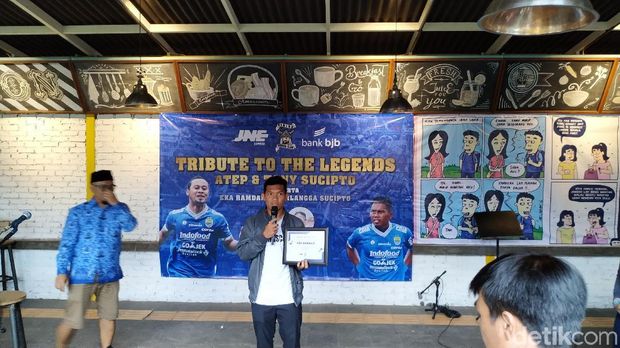Viking Beri Penghormatan untuk Legenda Persib Atep cs