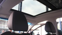 Yang paling terasa berbeda daripada mobil sejenisnya, Wuling Almaz menyediakan ruang yang luas di penumpang baris ke-2 nya. Terlebih sudah ada moonroof di dalamnya sehingga tampak lebih mewah dan terkesan luas. Foto: Ruly Kurniawan