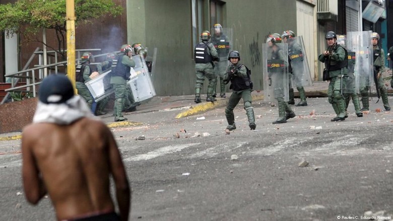 Pertarungan Kekuasaan di Venezuela, Militer Dukung Maduro