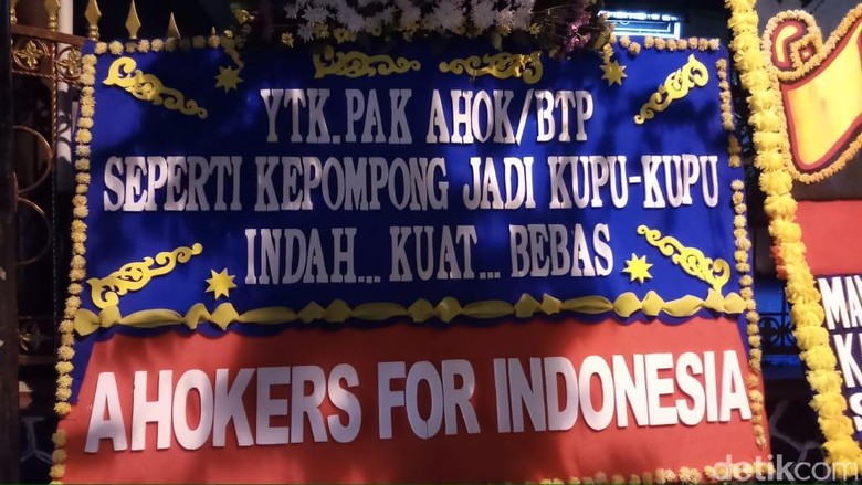 Kawat Berduri hingga Karangan Bunga untuk Ahok Terlihat di Depan Mako Brimob Kawat Berduri hingga Karangan Bunga untuk Ahok Terlihat di Depan Mako Brimob