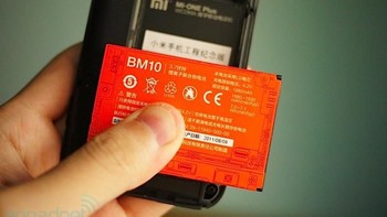 Baterainya berkekuatan 1.930 mAh yang bisa dilepas. Zaman itu, baterai yang bisa dilepas dari ponsel masih lumrah. Foto: Engadget