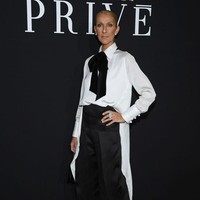 Celine Dion eksis menghadiri Paris Haute Couture Fashion Week selama sepekan ke belakang. Bertubuh kurus, pelantun My Heart Will Go On ini begitu percaya diri dibalut busana desainer kenamaan dunia. Foto: Getty Images