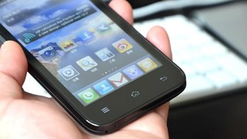 Ada tombol operasional khas yang masih berada di bodi Xiaomi Mi1. Bezelnya memang tebal. Foto: Engadget