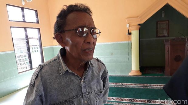 Petugas di Masjid Troenodipan, Firdaus Hadi Wijaya.