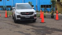 Dengan fitur-fitur canggihnya, mengendarai Wuling Almaz jadi lebih mudah, terutama saat parkir yang dibantu kamera. Foto: Ruly Kurniawan