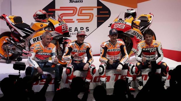 Legenda MotoGP Mick Doohan (kiri) turut memberikan ucapan pada Valentino Rossi.