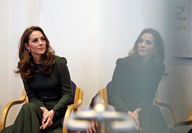 Kate Middleton rupanya membawa pesan tersendiri dari busana yang dipakainya itu. Beulah London yang merupakan merek busana Kate merupakan brand yang mendukung korban perdangan manusia. Foto: Getty Images