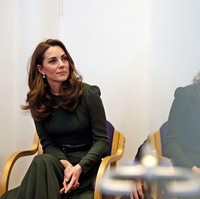 Kate Middleton rupanya membawa pesan tersendiri dari busana yang dipakainya itu. Beulah London yang merupakan merek busana Kate merupakan brand yang mendukung korban perdangan manusia. Foto: Getty Images
