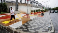 Trotoar di kawasan Terminal Rawamangun dipercantik untuk semakin memperindah wilayah di sekitar Terminal Rawamangun, Jakarta. Grandyos Zafna/Dok. Detikcom.