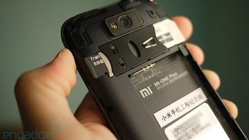 Slot untuk memasukkan kartu SIM serta microSD. Foto: Engadget